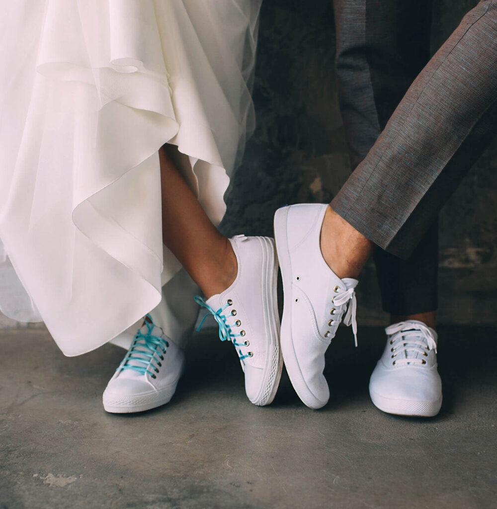 Parr mit weißen Sneaker