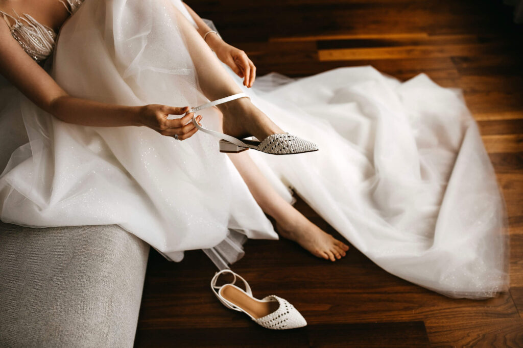 Braut zieht Schuhe an