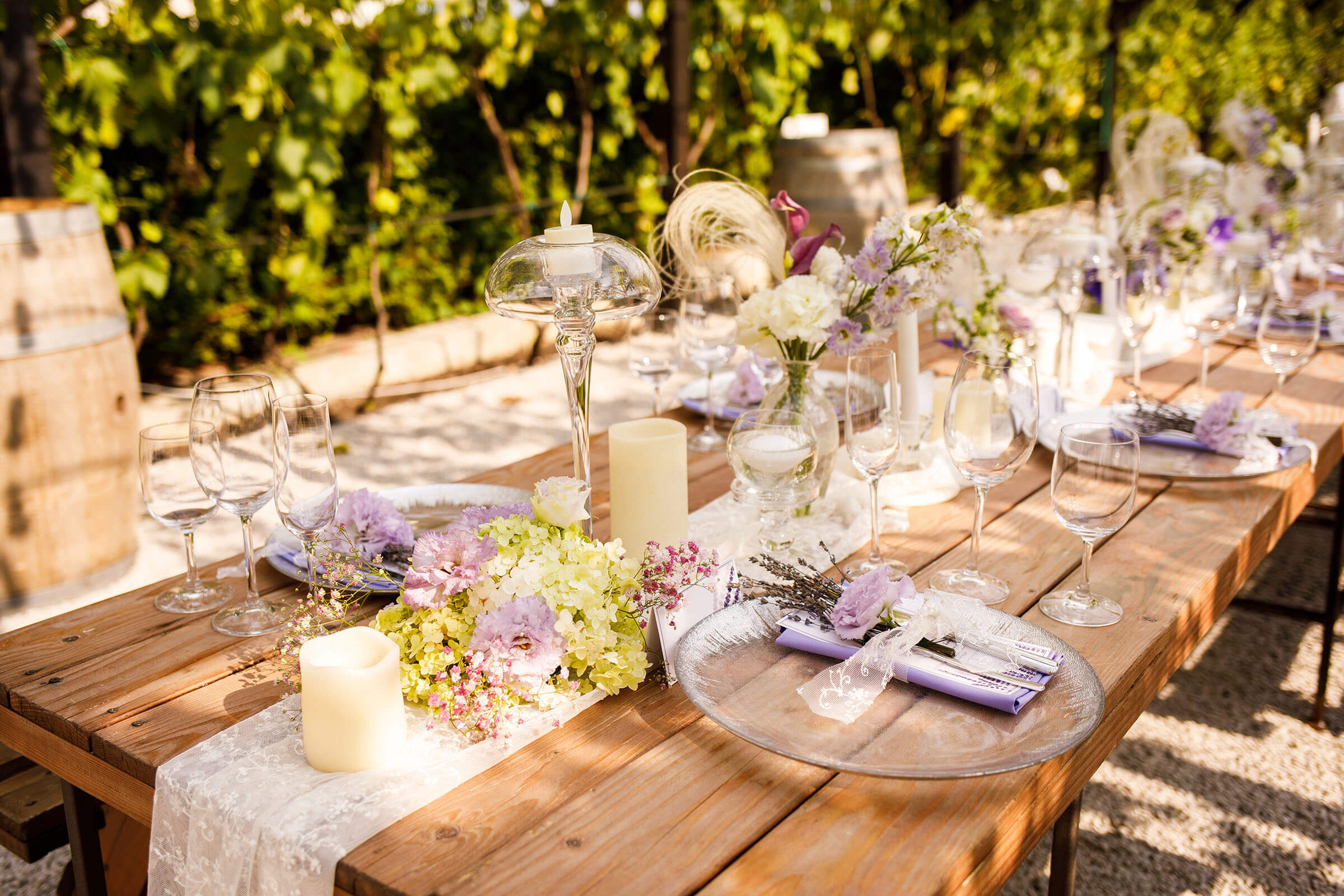 gedeckter Holztisch, mit Blumen