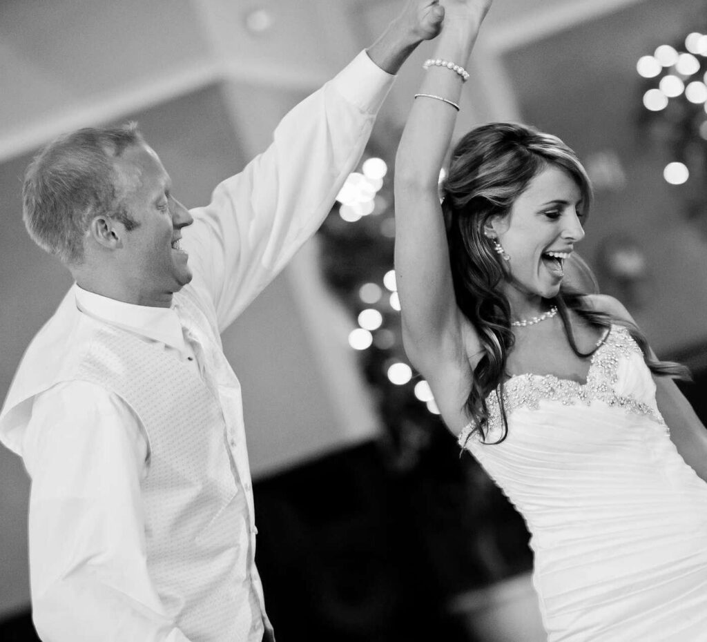 Brautpaar glücklich Hochzeitstanz