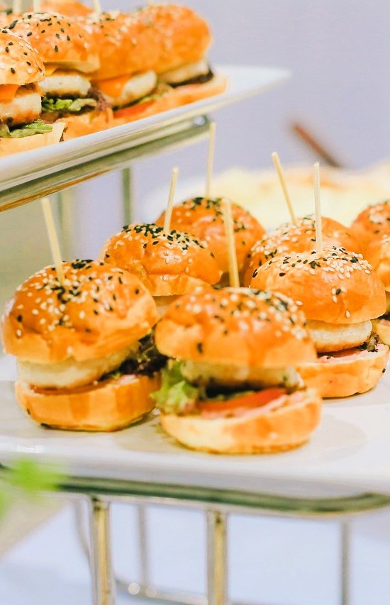 Mini-Burger für die Snackbar in der WM-Lounge bei der Hochzeit