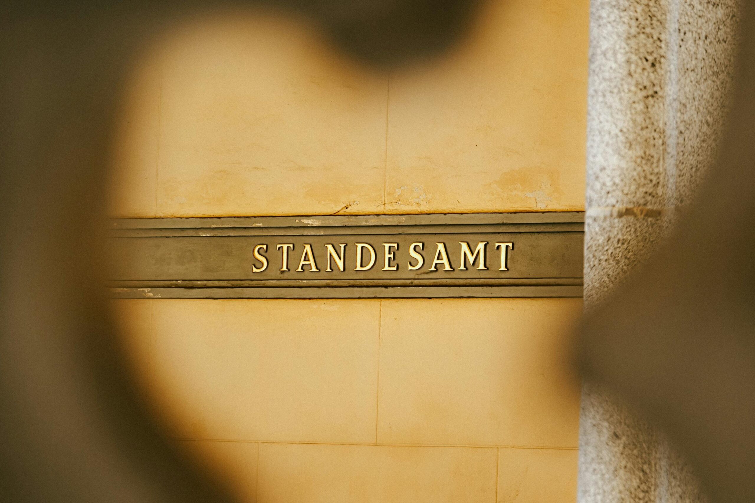 Schriftzug Standesamt auf einer Mauer im Rathaus